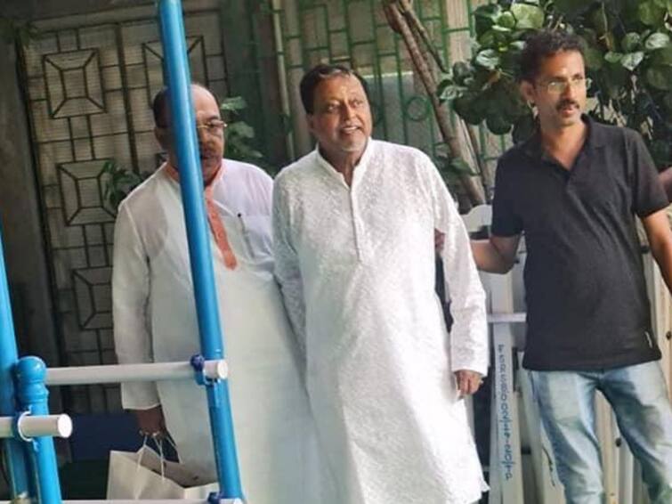 Mukul Roy reaches Mamata Banerjee's Kalighat house on Bhaiphonta sparking speculation about active role in Panchayat Elections 2023 Mukul Roy: আট বছর পর মমতার বাড়িতে ভাইফোঁটা নিতে হাজির মুকুল, পঞ্চায়েত নির্বাচনের আগে সক্রিয় হয়ে ওঠারই ইঙ্গিত!