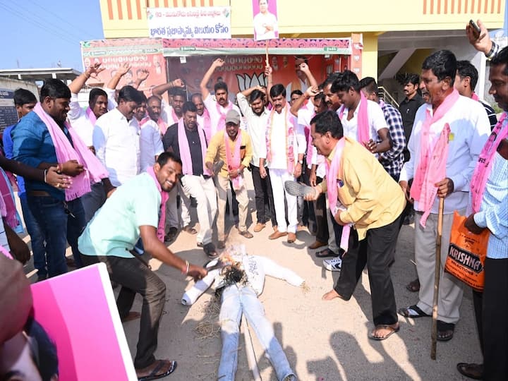 Choutuppal News Minister Vemula Prashanth Reddy And TRS Activists Burning Effigie of Central Government At Choutuppal  Choutuppal: 