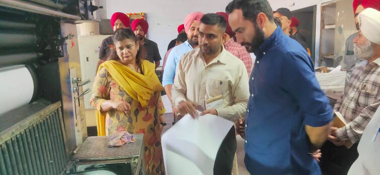 Meet Hayer orders filling of vacant posts through restructuring in printing and stationery department ਮੀਤ ਹੇਅਰ ਵੱਲੋਂ ਪ੍ਰਿਟਿੰਗ ਤੇ ਸਟੇਸ਼ਨਰੀ ਵਿਭਾਗ ਵਿੱਚ ਪੁਨਰਗਠਨ ਰਾਹੀਂ ਖਾਲੀ ਅਸਾਮੀਆਂ ਤੁਰੰਤ ਭਰਨ ਦੇ ਆਦੇਸ਼