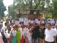 छत्तीसगढ़ः महिला से गैंगरेप को लेकर कर्मचारियों में आक्रोश, आरोपियों को फांसी देने की मांग