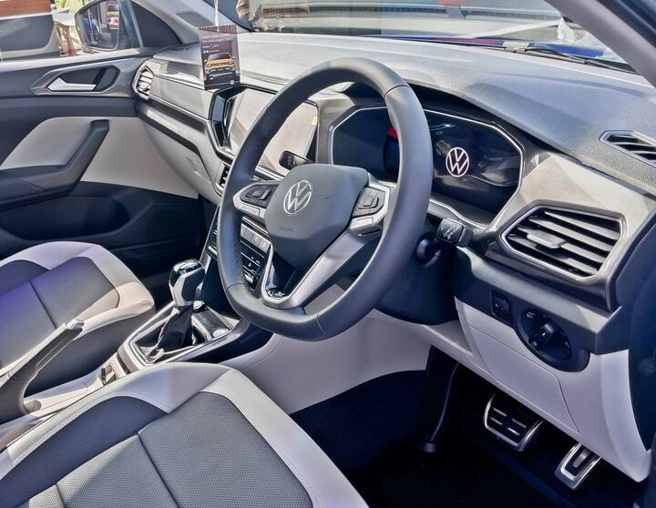 इसमें पहले जैसा ही 1.0 TSI इंजन दिया गया है जो 115 PS की पॉवर और 1750-4500 rpm पर 178 Nm का पीक टॉर्क जेनरेट करता है. इस इंजन के साथ 6-स्पीड मैनुअल और 6-स्पीड ऑटोमैटिक ट्रांसमिशन का विकल्प मिलता है.