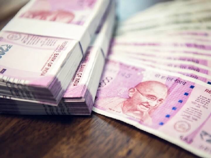 पीपीएफ खाते को आप बच्चों के नाम से पोस्ट ऑफिस या किसी भी बैंक में खुलवा सकते हैं. इस स्कीम के तहत हर साल आप कम से कम 500 रुपये और अधिकतम 1.5 लाख रुपये सालाना का निवेश कर सकते हैं.