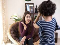 जरा-जरा सी बात पर बच्चे की करते हैं पिटाई तो संभल जाएं, आपके बच्चे के विकास में पड़ सकता है बुरा असर