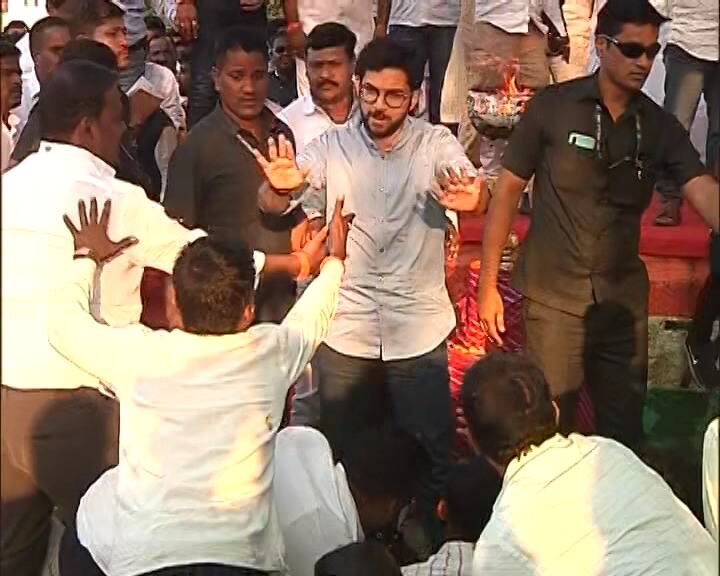 माजी मंत्री आणि युवासेनाप्रमुख आदित्य ठाकरे यांनी आज अतिवृष्टीमुळे नुकसान झालेल्या शेतकऱ्यांच्या शेताची पाहणी केली.