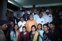 In Photos: गोवर्धन पूजा में अपने गांव पहुंचे सीएम भूपेश बघेल, गौ पूजा के साथ देखें उनके स्वागत की तस्वीरें
