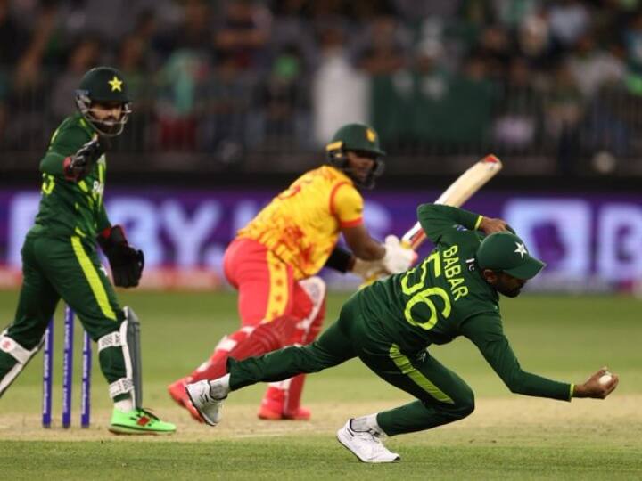 Babar Azam catch against Zimbabwe goes viral on social media in T20 World Cup 2022 Watch: शादाब खान की गेंद पर बाबर आजम ने पकड़ा बेहतरीन कैच, हैरान रह बल्लेबाज, वीडियो वायरल