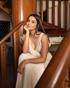 Photo : काय तो नखरा अन् काय त्या अदा.. कृती खरबंदाच्या साडी लूकवर नेटकरी फिदा!