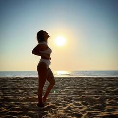 Ileana D Cruz Pics: व्हाइट बिकिनी में दिखा इलियाना डिक्रूज का मदमस्त अंदाज, समंदर किनारे फ्रेंड्स के साथ चिल करती आईं नजर