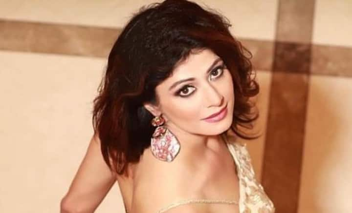 Pooja Batra: ভারতের শীর্ষ মডেল ছিলেন একসময়। সাফল্য পেয়েছেন সিলভার স্ক্রিনেও। তাও পার্শ্বচরিত্র হয়েই থেকে গিয়েছেন পূজা বাত্রা।