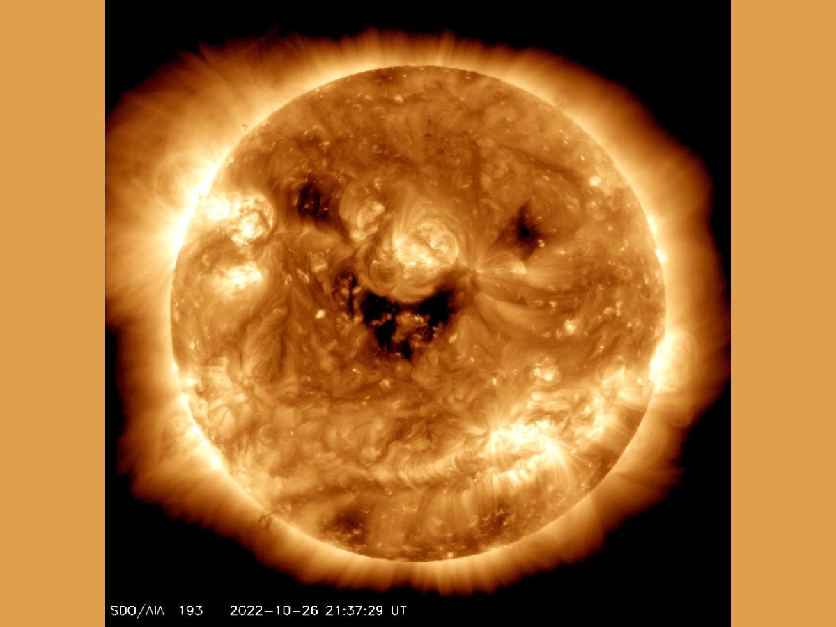 NASA's Solar Dynamics Observatory has captured an image of the Sun 'smiling' back at Earth (Photo: Twitter/@NASASun)