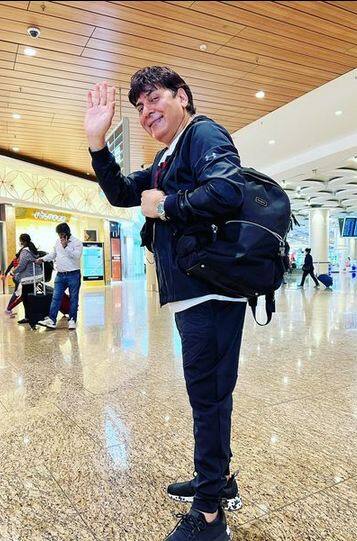 ਸੁਦੇਸ਼ ਲਹਿਰੀ ਦਾ ਬਚਪਨ ਮੁਸ਼ਕਲਾਂ ਵਿੱਚ ਬੀਤਿਆ। ਉਹ ਸਕੂਲ ਤੋਂ ਬਾਅਦ ਚਾਹ ਦੀ ਦੁਕਾਨ 'ਤੇ ਕੰਮ ਕਰਦਾ ਸੀ। ਉਸਦੇ ਪਿਤਾ ਇੱਕ ਸੁਨਿਆਰੇ ਸਨ।