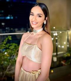 ਗੋਲਡਨ ਲਹਿੰਗੇ 'ਚ ਪਟਾਕਾ ਲੱਗੀ ਮਾਨੁਸ਼ੀ ਛਿੱਲਰ, ਬਿਊਟੀ ਕੁਈਨ ਬੇਟੀ ਲਈ ਪੈਪਰਾਜ਼ੀ ਬਣੇ ਪਾਪਾ