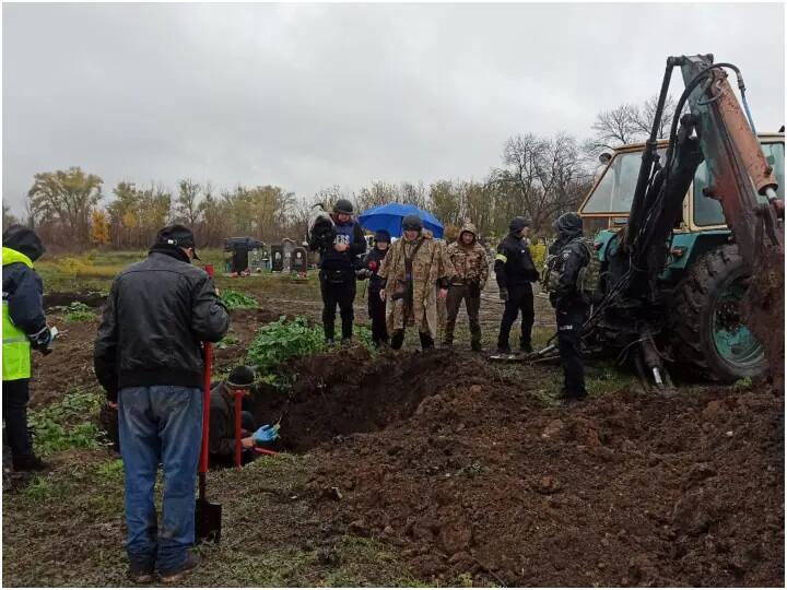 Russia Ukraine War: a terrible photos of war is out from kharkiv, the bodies of 17 ukrainian soldiers found from the grave War: યુદ્ધની ભયાનક તસવીર, ખારકીવમાં કબરમાંથી મળી એકસાથે 17 યૂક્રેની સૈનિકોની લાશ, જાણો