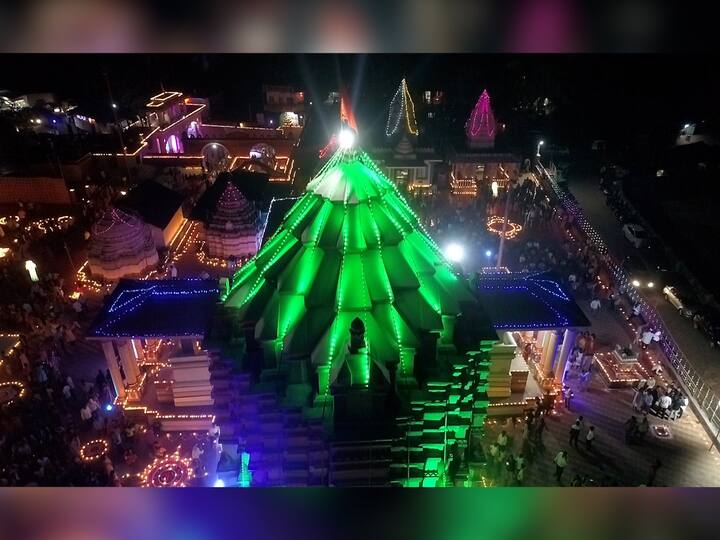 दिवाळी पाडवा आणि त्याच दिवशी भाऊबीज असून देखील दीपोत्सव सोहळ्यास भाविकांनी अलोट गर्दी केली होती. (PHOTO : साईनाथ मठकर)