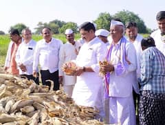 PHOTO: काँग्रेस नेत्यासमोर शेतकऱ्यानं फोडला हंबरडा