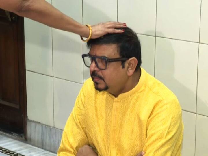 আজকের দিনটা অন্যরকম। ব্যস্ততা ভুলে ঘরোয়া মেজাজে রাজনীতিকরা। লেকটাউনে সুজিত বসুর বাড়িতেই ভাইফোঁটার আয়োজন। দমকলমন্ত্রীকে ফোঁটা দিলেন দিদি ও দুই বোন।