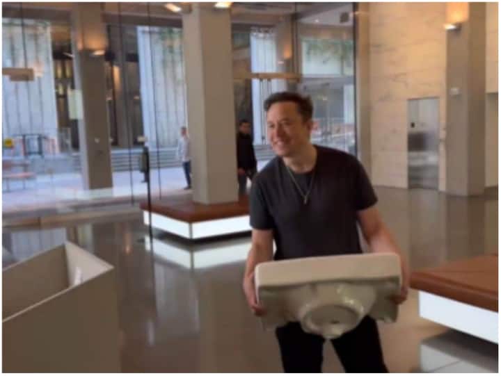 Twitter Deal: डील से पहले अचानक ट्विटर हेडक्वॉर्टर पहुंचे मस्क, साथ में ले गए ऐसी चीज जिसे देख सब हुए हैरान Tesla CEO Elon Musk at Twitter headquarters with sink video getting viral Twitter Deal: डील से पहले अचानक ट्विटर हेडक्वॉर्टर पहुंचे मस्क, साथ में ले गए ऐसी चीज जिसे देख सब हुए हैरान