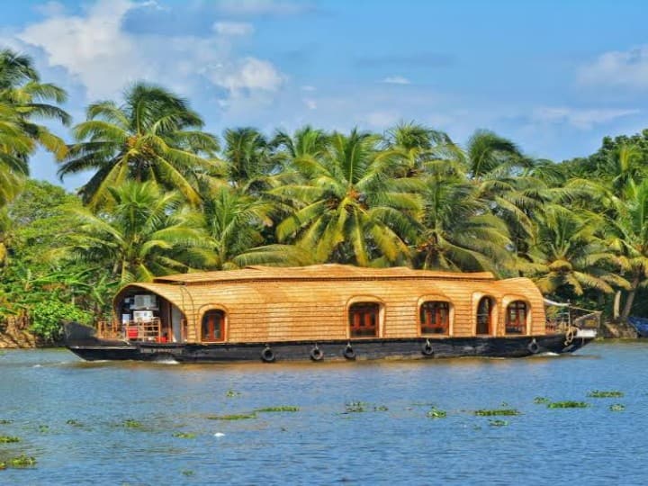 Best houseboat Travel Destination Ideas for  Romantic Date in hindi Travel Tips: Romantic Date पर जाना है तो परफेक्ट है हाउसबोट, ये हैं बेस्ट डेस्टिनेशंस