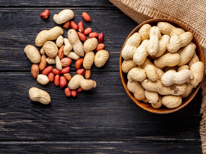 Beauty Benefits of Peanuts : शेंगदाणे आरोग्यासाठी खूप फायदेशीर आहे. विशेषत: हिवाळ्यात शेंगदाण्याचे सेवन केले जाते.