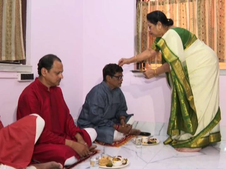 বাঁশদ্রোণীতে ভাইয়ের বাড়িতে ভাইফোঁটার আয়োজনে ব্যস্ত তৃণমূল সাংসদ মালা রায়।