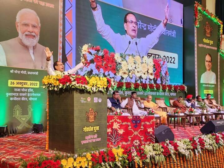 मध्य प्रदेश के भोपाल में गोवर्धन पूजा के अवसर पर 'पर्यावरण संरक्षण एवं प्राकृतिक खेती' विषय पर कार्यक्रम आयोजित किया गया. इसमें मुख्यमंत्री शिवराज सिंह, उनकी धर्मपत्नी साधना सिंह सहित बीजेपी के प्रदेश अध्यक्ष विष्णु दत्त शर्मा , हितानंद शर्मा, विश्वास सारंग कुंवर विजय शाह और अन्य गणमान्य नागरिक उपस्थित रहे. इस अवसर पर मुख्यमंत्री शिवराज सिंह चौहान ने सभी को संबोधित किया. उन्होंने कहा कि मध्य प्रदेश के 16 नगरीय निकायों में पर्यावरण हितैषी जीवनशैली को आत्मसात करने और परस्पर प्रतिस्पर्धा और रैंकिंग करने के लिए ग्रीन सिटी इंडेक्स का शुभारंभ किया. अंकुर अभियान के तहत पूरे मध्य प्रदेश में लोग 61 लाख से अधिक पौधे अपने जन्मदिन या खुशी के अवसरों पर लगा चुके हैं.