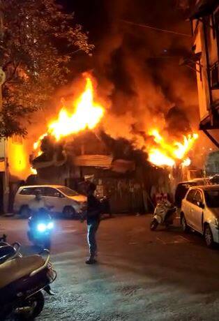 गिरगावमधील पुंगालिया हाऊस कंपाउंडमध्ये भीषण आग