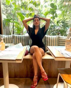 Ketika Sharma: బ్లాక్ డ్రెస్ లో కేతిక 'రొమాంటిక్' ఫోజులు