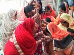 Bhai Dooj 2022 Images: बेतिया, सीवान समेत प्रदेश भर में धूम धाम से मनाया जा रहा भाई दूज, यहां देखें तस्वीरें