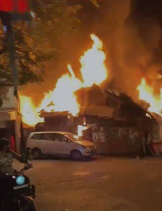 मध्यरात्रीच्या सुमारास  पुंगालिया हाऊस कंपाउंडमध्ये ही आग लागली.