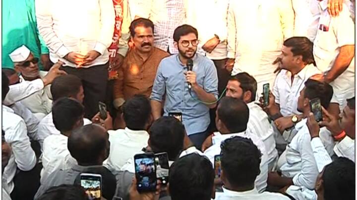 स्टेज नाकारुन त्यांनी शेतकऱ्यांमध्ये जाऊन त्यांच्याशी संपर्क साधला.