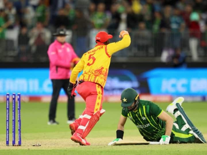 Mohammad Amir, Shoaib Akhtar and Wasim Akram Tweet on Pakistan's defeat against Zimbabwe in T20 World Cup 2022 goes viral on social media T20 World Cup 2022: जिम्बाब्वे के खिलाफ हार पर भड़के पूर्व पाकिस्तानी खिलाड़ी, सोशल मीडिया पर यूं किया गुस्से का इजहार, देखें