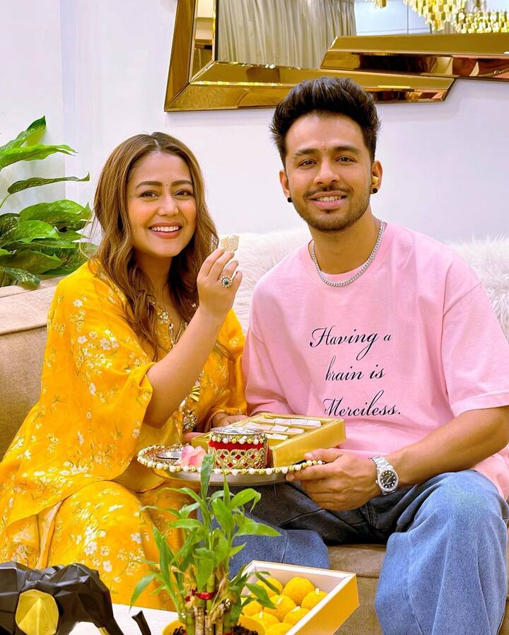 बॉलीवुड सिंगर नेहा कक्कड़ (Neha Kakkar) ने 27 अक्टूबर को धूमधाम से भाई-बहन के त्योहार भाई-दूज को सेलिब्रेट किया, इस मौके पर सिंगर ने अपने सिबलिंग्स के साथ कुछ क्यूट तस्वीरें पोस्ट कीं जिनमें वह भाई टोनी कक्कड़ को मिठाई खिलाते हुए नजर आ रही हैं.
