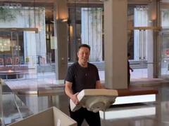 Twitter Elon Musk: ’சின்க்’- உடன் டுவிட்டர் தலைமை அலுவலகத்திற்கு வந்த எலான் மஸ்க்