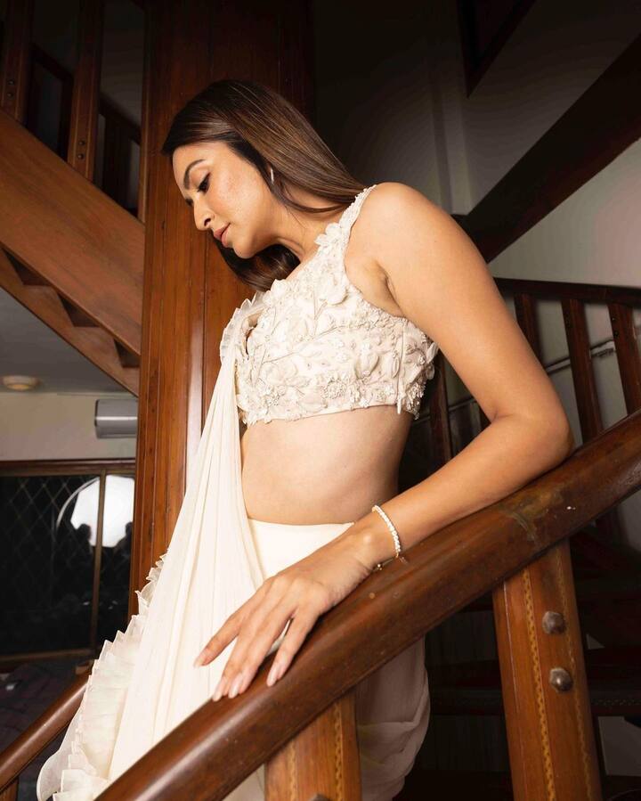 कृतीचे सौंदर्य पाहून चाहतेदेखील घायाळ झाले आहेत. कृतीच्या अंदावर नेटकरी फिदा झाले आहेत.