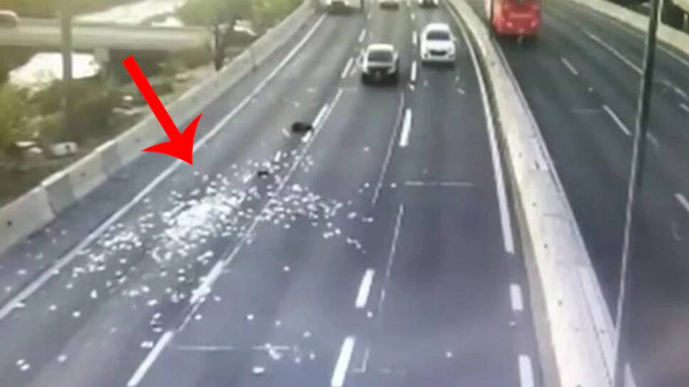 Shocking: ਪੈਸੇ ਲੁੱਟਣ ਤੋਂ ਬਾਅਦ ਚੋਰਾਂ ਨੇ ਵਿਚਕਾਰ ਸੜਕ 'ਤੇ ਹੀ ਕੀਤੀ 'ਪੈਸੇ ਦੀ ਬਰਸਾਤ'! ਪੁਲਿਸ ਵੀ ਹੋਈ ਹੈਰਾਨ, ਜਾਣੋ ਫਿਰ ਕੀ ਹੋਇਆ thieves made money rain on the middle of the road police shocked know what happened Shocking: ਪੈਸੇ ਲੁੱਟਣ ਤੋਂ ਬਾਅਦ ਚੋਰਾਂ ਨੇ ਵਿਚਕਾਰ ਸੜਕ 'ਤੇ ਹੀ ਕੀਤੀ 'ਪੈਸੇ ਦੀ ਬਰਸਾਤ'! ਪੁਲਿਸ ਵੀ ਹੋਈ ਹੈਰਾਨ, ਜਾਣੋ ਫਿਰ ਕੀ ਹੋਇਆ