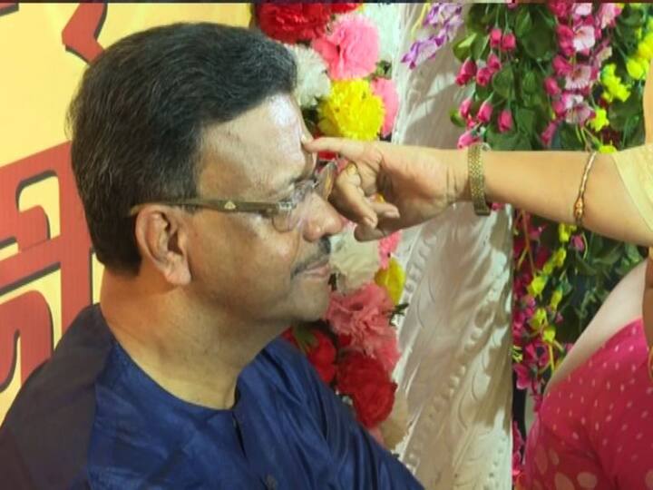 বাড়ির কাছেই চেতলা অগ্রণী ক্লাবে ভাইফোঁটা নিলেন পুর ও নগরোন্নয়নমন্ত্রী ও মেয়র ফিরহাদ হাকিম।