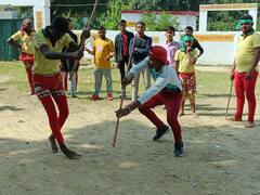 बुंदेलखंड में दिवारी नृत्य की लोगों में धूम, लाठियों और डंडों के साथ होता है ये अनोखा डांस