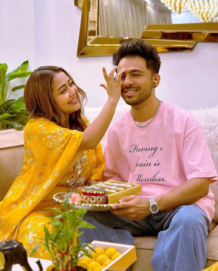 येलो कलर के काफ्तान में नेहा बेहद खूबसूरत लग रही हैं. वहीं टोनी कक्कड़ ने पिंक टी-शर्ट कैरी की है, इस तस्वीर में कक्कड़ भाई-बहन के बीच की जबरदस्त बॉन्डिंग देखने को मिल रही है. तिलक लगाते हुए नेहा प्यार से भाई को निहार रही हैं.