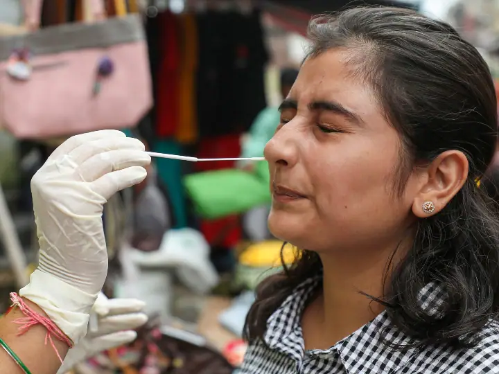 Covid Updates: कोरोना मामलों में फिर से दिखा उछाल, पिछले दिन के मुकाबले 400 से ज्यादा केस हुए दर्ज The number of patients under treatment for Covid-19 in the country has come down to 20,821 Covid Updates: कोरोना मामलों में फिर से दिखा उछाल, पिछले दिन के मुकाबले 400 से ज्यादा केस हुए दर्ज