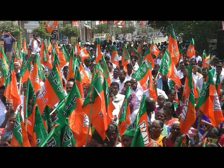 Karur:  Bharatiya Janata Party protested against the DMK government for not giving importance to the Tamil language TNN 'தமிழ் மொழிக்கு முக்கியத்துவம் தரவில்லை' - கரூரில் திமுக அரசை கண்டித்து பாஜக ஆர்ப்பாட்டம்