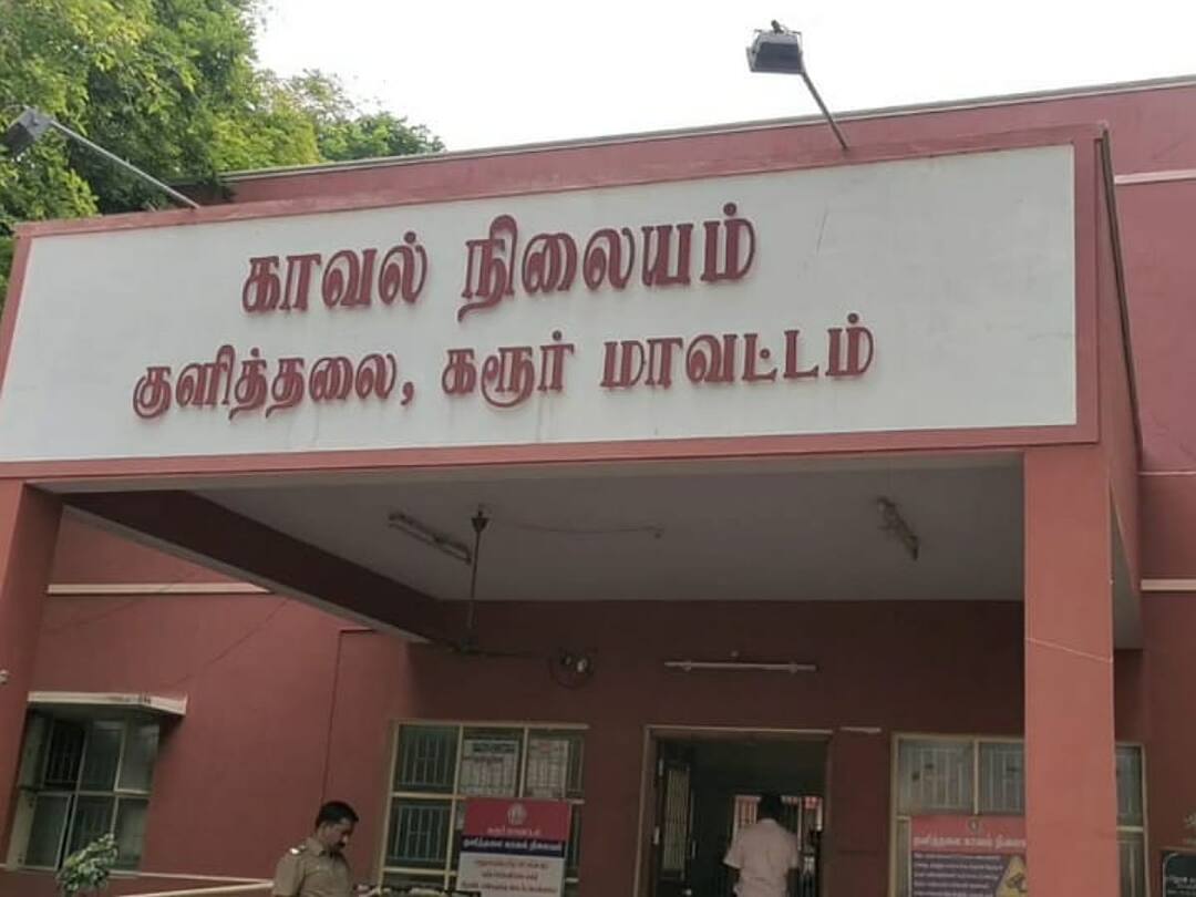 கரூர்: டாஸ்மாக் பாரில் கூலி தொழிலாளியை தாக்கிய 2 கல்லூரி மாணவர்கள் கைது Two college students arrested for assaulting a laborer with a beer bottle at Tasmac bar in Karur Thanthonrimalai. கரூர்: டாஸ்மாக் பாரில் கூலி தொழிலாளியை தாக்கிய 2 கல்லூரி மாணவர்கள் கைது
