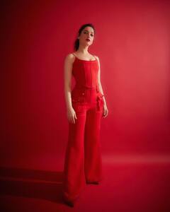 బ్యాగ్ తో భలే ఫోజులిస్తోన్న మిల్కీ బ్యూటీ తమన్నా