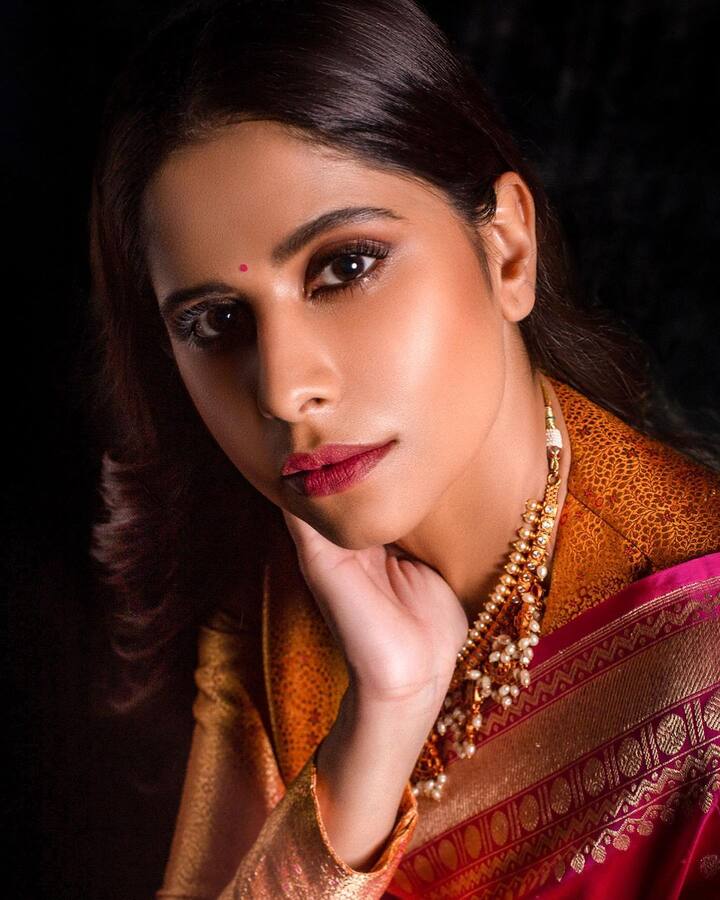 गुलाबी साडी, गळ्यात सोनेरी रंगाची ज्वेलरी अशा लूकमधील फोटो सईनं शेअर केले आहेत. (Sai Tamhankar /Instagram)