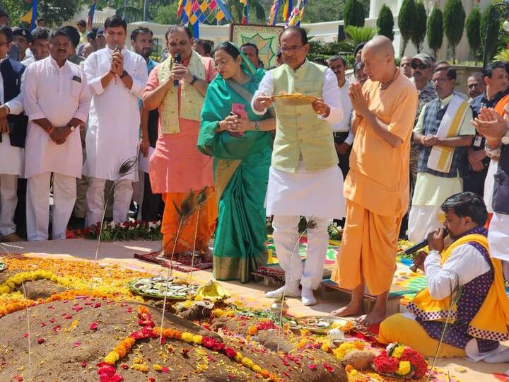 सीएम शिवराज ने कहा कि हम देखते हैं कि भरा हुआ पानी का गिलास लोग लेते हैं और कई बार दो घूंट पीकर बाकी पानी छोड़ देते हैं. जितना आवश्यक हो, उतना ही पानी लें, ताकि जल के हर बूंद का सदुपयोग हो सके, जीवनशैली में यह परिवर्तन आवश्यक है. वट, वृक्ष, पीपल, नारियल हमारे यहां पेड़ों की पूजा आज नहीं हजारों साल से होती आ रही है. क्योंकि हमने इनको भी आत्मभाव से देखा है. बिजली की जितनी आवश्यकता हो उतनी ही उपयोग करें. ताकि लगभग साढ़े 4 हजार करोड़ रुपये की बिजली बचेगी और कार्बन गैसों का उत्सर्जन भी कम होगा.