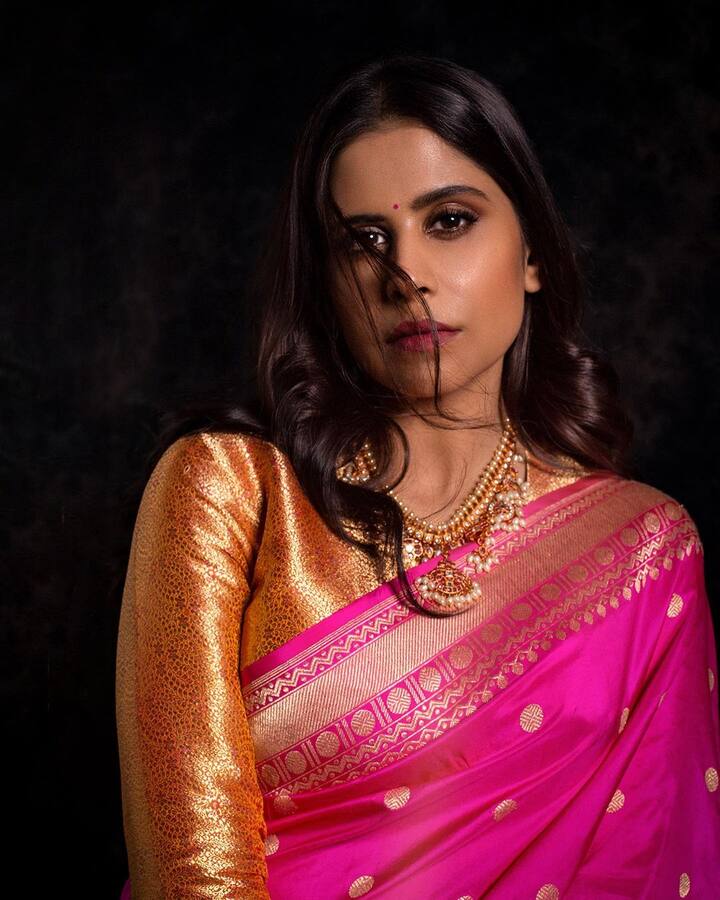 हे फोटो शेअर करुन सईनं तिच्या चाहत्यांना दिवाळीच्या शुभेच्छा दिल्या आहेत. (Sai Tamhankar /Instagram)
