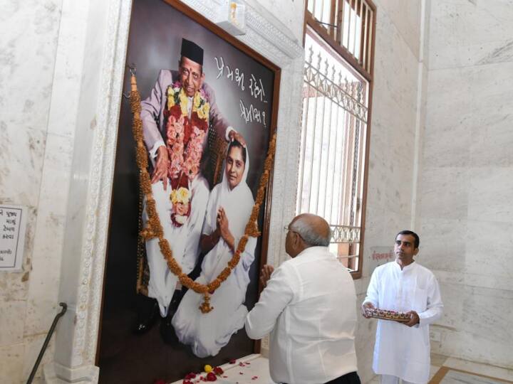 गुजराती नव वर्ष (Gujarati New Year) के पहले दिन गुजरात के सीएम भूपेंद्र पटेल (CM Bhupendra Patel) ने अडालज के त्रिमंदिर पहुंचकर पूजा-अर्चना की.