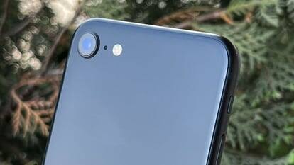 iPhone SE (2022): iPhone SE 3 के 64 जीबी स्टोरेज की कीमत 49,900 रुपये, 128 जीबी की 54,900 रुपये और 256 जीबी की 64,900 रुपये कर दी गई है. ऐसे में हर मॉडल की कीमत में 6,000 रुपये का इजाफा देखने को मिला है. iPhone SE 3 को 43,900 रुपये की शुरुआती कीमत पर लॉन्च किया गया था. इसके 128 जीबी मॉडल की कीमत 47,800 रुपये और 256 जीबी की कीमत 58,300 रुपये थी.