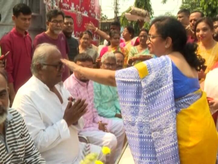 নিমতার একটি ক্লাবে তৃণমূল সাংসদ সৌগত রায়কে ফোঁটা দিলেন অর্থমন্ত্রী চন্দ্রিমা ভট্টাচার্য।