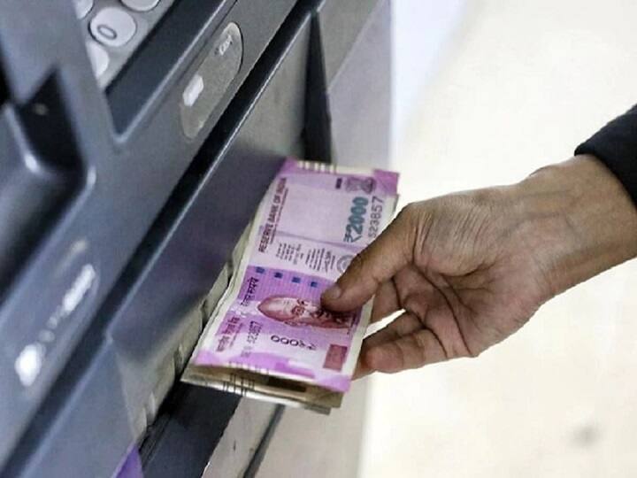रिजर्व बैंक के नियम के मुताबिक अगर आपके साथ ऐसा हुआ है कि आपके खाते से पैसे तो कट गए हैं लेकिन एटीएम से कैश नहीं निकला है तो सबसे पहले अपने बैंक की नजदीकी शाखा में जाकर संपर्क करें. इसके अलावा आप चाहें तो अपने बैंक के कस्टमर केयर नंबर पर कॉल करके इसकी जानकारी बैंक के दे सकते हैं. इसके बाद बैंक एक हफ्ते में इस मामले पर कार्रवाई करते हुए अपनी राशि को वापस कर देगा.