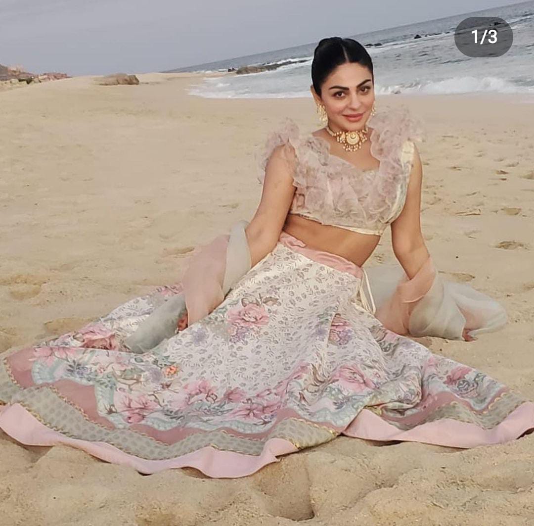 Neeru Bajwa: ਰੁਬੀਨਾ ਬਾਜਵਾ ਦੇ ਵਿਆਹ `ਚ ਨੀਰੂ ਬਾਜਵਾ ਦਾ ਸਟਾਇਲਿਸ਼ ਅੰਦਾਜ਼ ਆਇਆ ਨਜ਼ਰ, ਪਤੀ ਨਾਲ ਦਿੱਤੇ ਰੋਮਾਂਟਿਕ ਪੋਜ਼